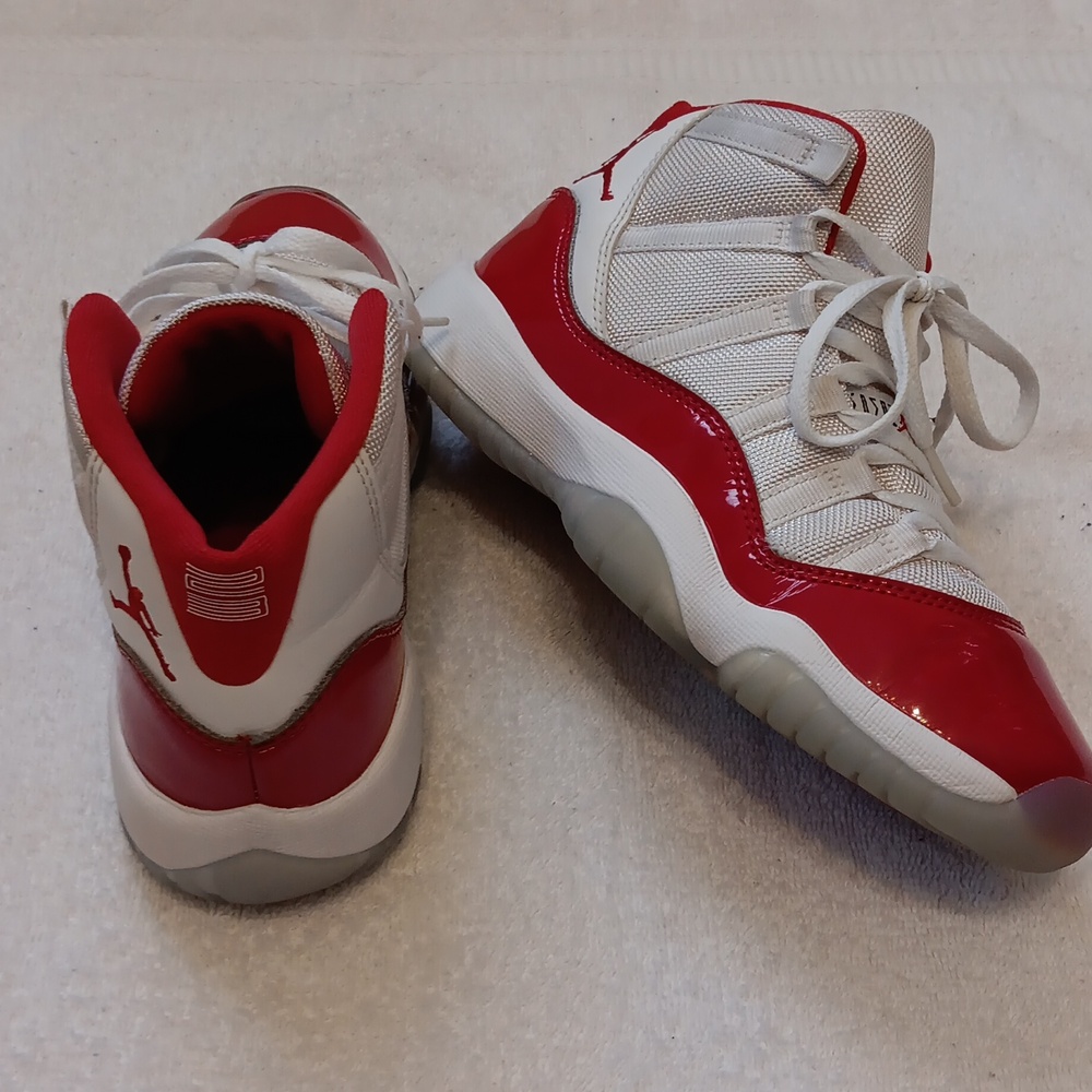 Jordan retro 11. Size 3.5 youth. Red/wht - Picture 5 of 8
